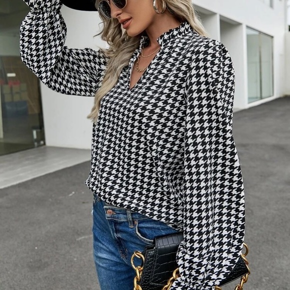 Houndstooth notch neck blouse - Picture 4 of 5